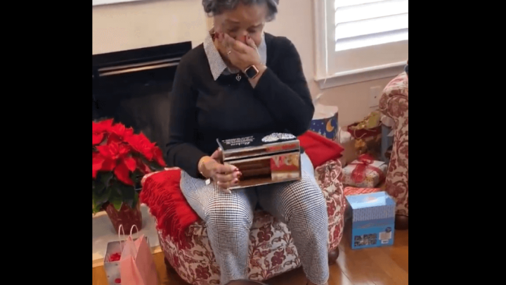 [VIDEO] Unuci baki za Božić poklonili nešto što ju je ganulo do suza
