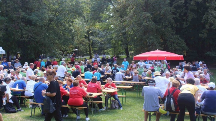 [FOTOGALERIJA] Maksimirske jeseni: Umirovljenici se uz hranu i druženje oprostili od ljeta