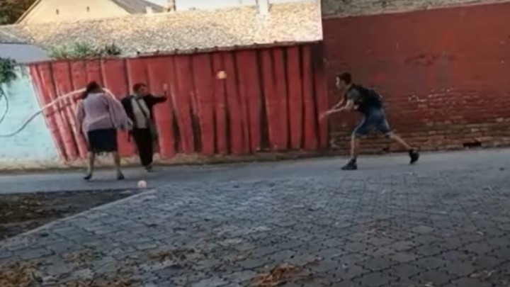 [VIDEO] Mladić vodenim balonima gađa isključivo starije ljude, a sve za "lajkove"