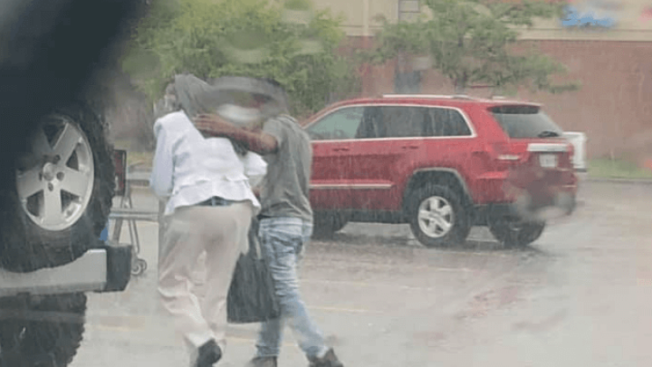 Policajac snimio zanimljiv prizor tinejđera i starice na kiši, osobno mu čestitao