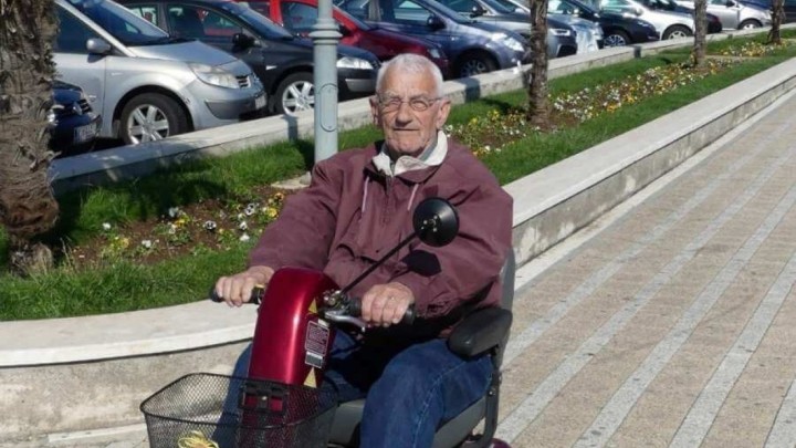 Maksimu je 90, procvjetao je u udruzi umirovljenika, a mladima poručuje: "Bacite mobitele"