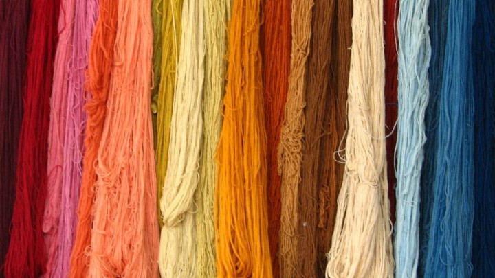 Stariji od 55, naučite kako obojiti pređu drevnom tehnikom