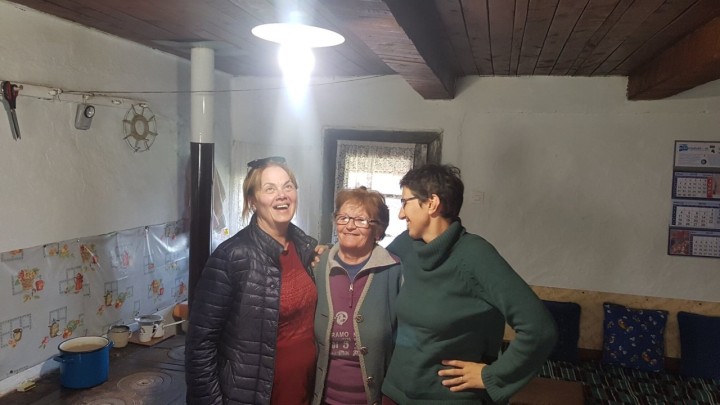 [VIDEO] Umirovljenica Nada više ne mora presti u mraku, nakon 15 godina dobila struju!