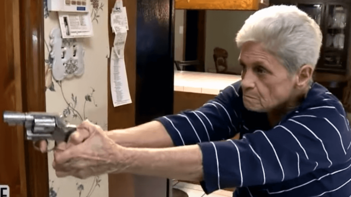 Provalio 79-godišnjakinji u stan, ali nije znao da je ona ljubitelj vatrenog oružja