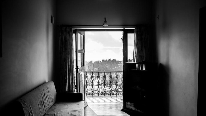 Horor u susjedstvu: Zbog mirovine majku ostavio da trune na trosjedu