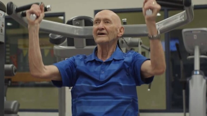 [VIDEO] Ovaj nevjerojatni djedica od 90 godina prava je inspiracija