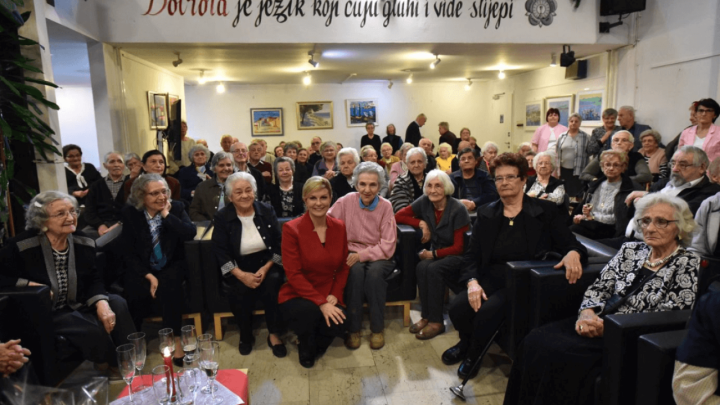 Umirovljenici ogorčeni Kolindom: "Pokriva li najniža mirovina najjeftiniji starački dom, draga, brižna predsjednice?"