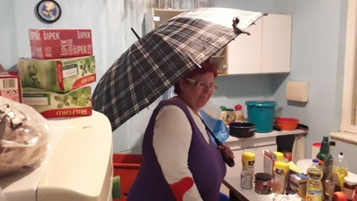 Umirovljenici iz centra Umaga prokišnjava strop i mogao bi se urušiti, a ona je teško bolesna