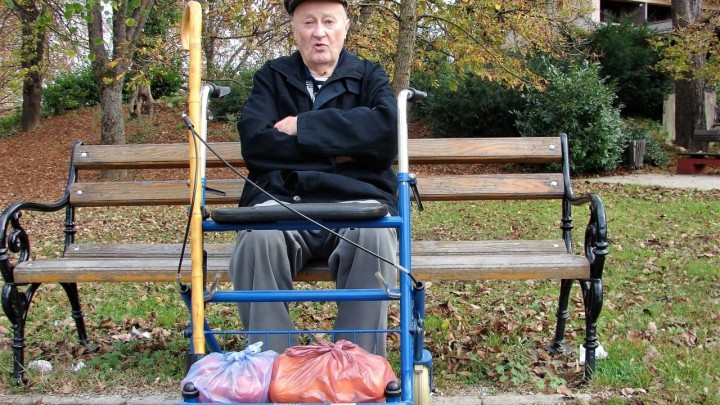 Muke po luku: Deda Josip traži cimera kojemu neće smetati što jede zdravo, ali smrdljivo povrće