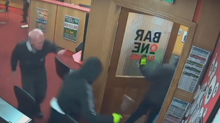 [VIDEO] Tri na jednog: 84-godišnji umirovljenik potjerao tri naoružana pljačkaša, dao im nogom u dupe