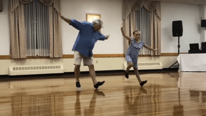 [VIDEO] Djed i unuka razvalili na predstavi plesa na pjesmu "Nedostajat ću ti kad me više ne bude"