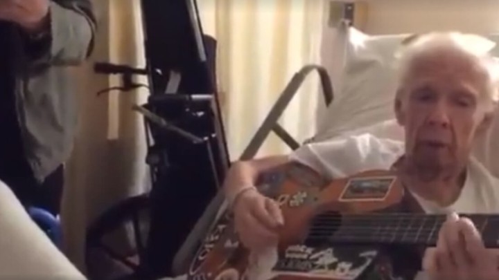 [VIDEO] Stari gitarist u bolničkom krevetu savršeno odsvirao poznatu jazz skladbu