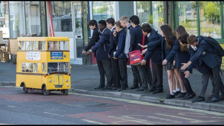 Umirovljeni vozač autobusa polovni skuter je pretvorio u double-decker za dvoje