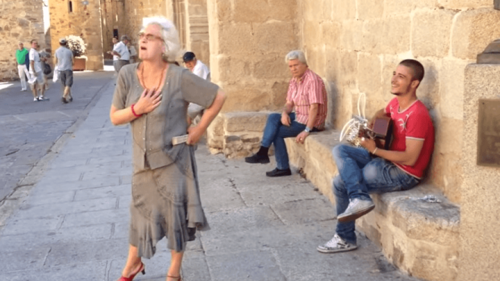 Baka ukrala nastup uličnom pjevaču i oduševila prolaznike svojim flamenco vještinama