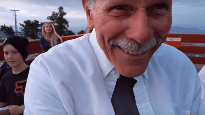 [VIDEO] Stranci simpatičnog djeda zamolili da snimi trenutak zaruka, nije baš prošlo po planu