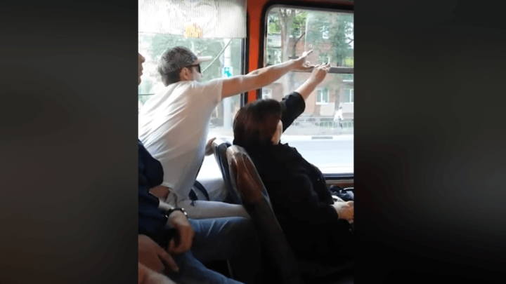[VIDEO-HIT] Baka uporno zatvara prozor u autobusu jer se boji propuha