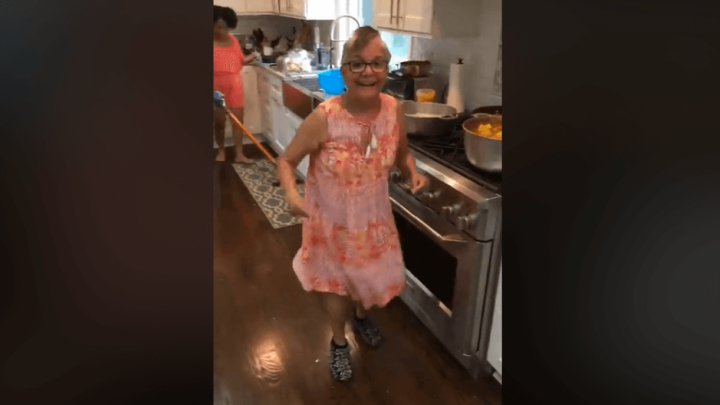 [Video] Baka priprema lonac "paprikaša" za ručak istovremeno rasturajući plesne pokrete