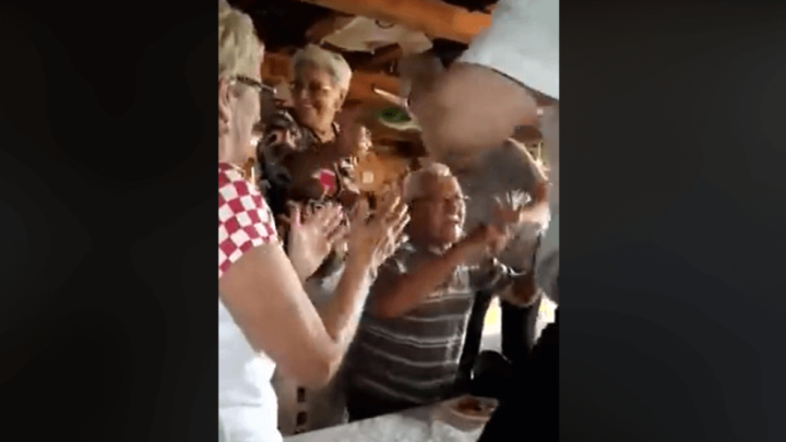 [VIDEO] Sretni umirovljenici iz Vodica slave pobjedu Hrvatske plešući po stolovima i mrdajući kukovima
