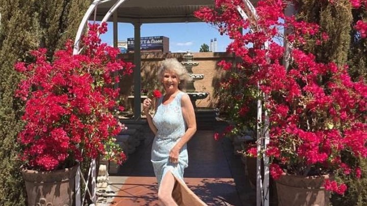 Luda 70-godišnja baka: Ukrala unuci maturalnu haljinu, otišla u Las Vegas i vjenčala se u njoj