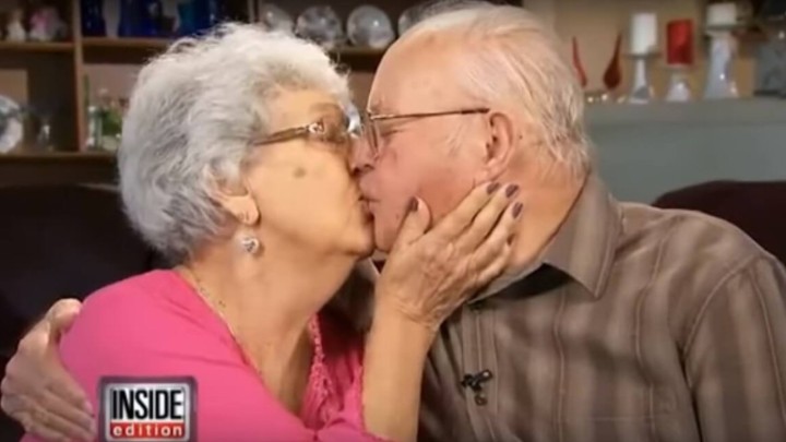 [VIDEO] Ljubav ne pita za godine: Dragu na aerodromu čekao s cvijećem i čokoladom