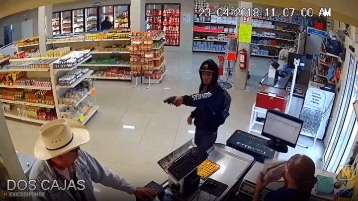 [VIDEO] Heroj dana: Starijem gospodinu pljačkaš mahao pištoljem u lice, a ovaj ga je filmski zaustavio