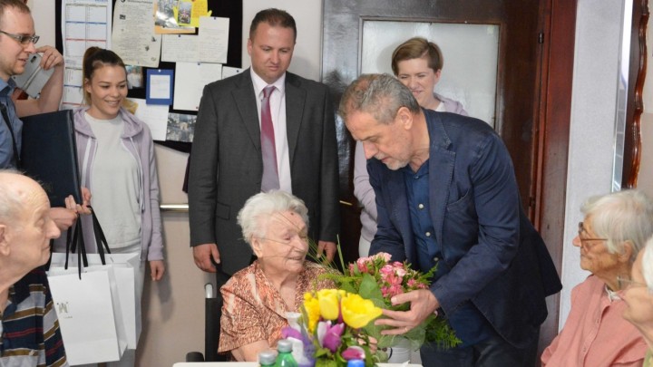 Bandić gospođi Ani u dom za starije donio poklone povodom 102. rođendana