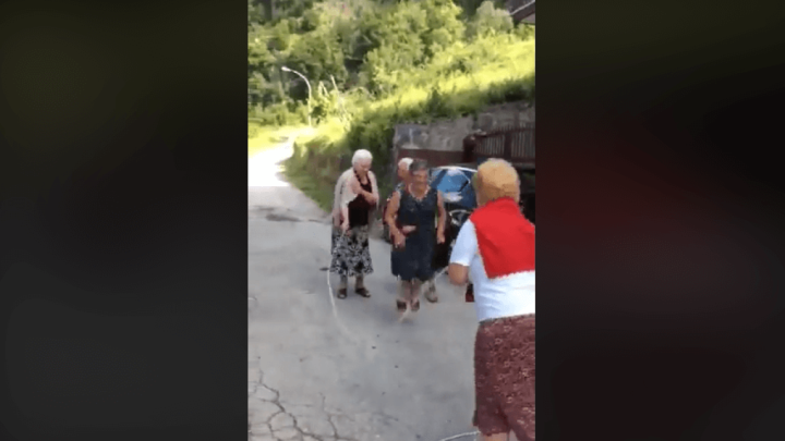 [VIDEO] Prijateljice preskaču uže bez straha zbog svojih godina