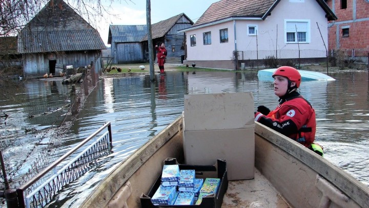 [REPORTAŽA] Starci poplavom odsječeni od svijeta: Čamcima im stižu kruh, mlijeko i lijekovi