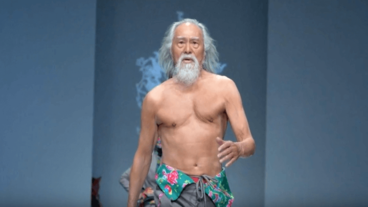 81-godišnji maneken osvaja Kinu svojom životnom energijom, izdefiniranim tijelom i bujnom kosom