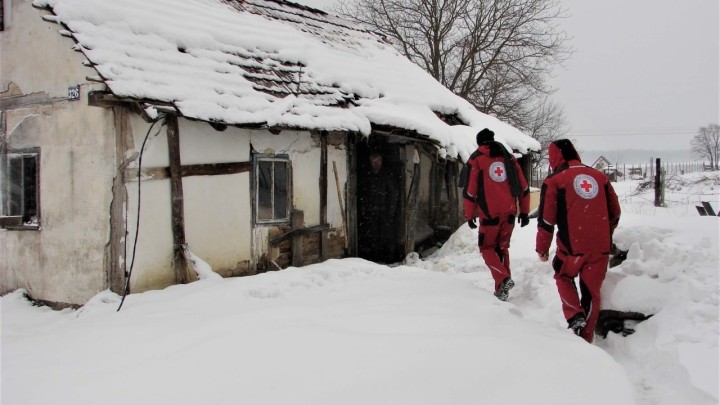 U službi humanosti: Starijima čiste snijeg, pripremaju drva i dostavljaju pomoć