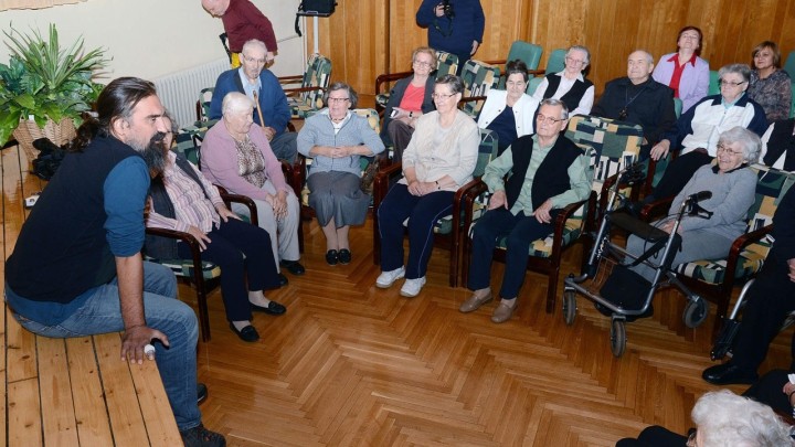 Leon Lučev umirovljenike uči kako se ogoliti pred grupom