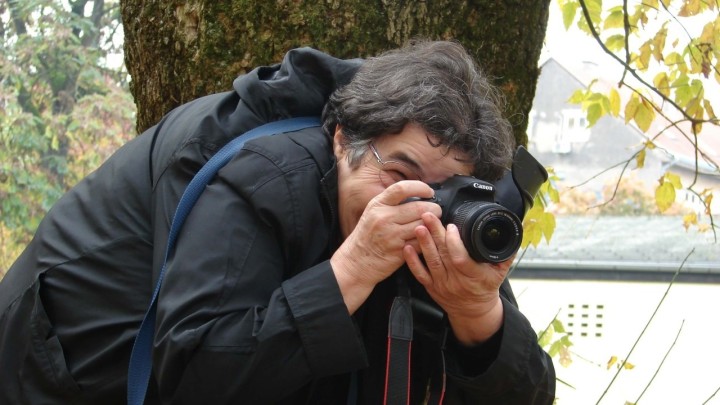 U jednoj ruci štaka, a u drugoj – fotoaparat