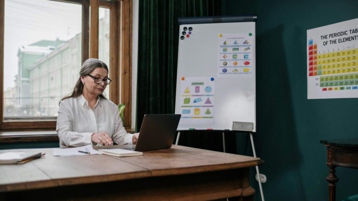 Baš i nije neka pomama: Evo koliko nastavnika iznad 65 godina radi u školama