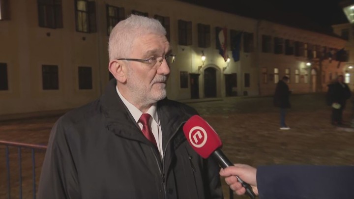 Špika: 'Treba povećati mirovine, a ne se zabavljati pričama o božićnicama i dodacima'