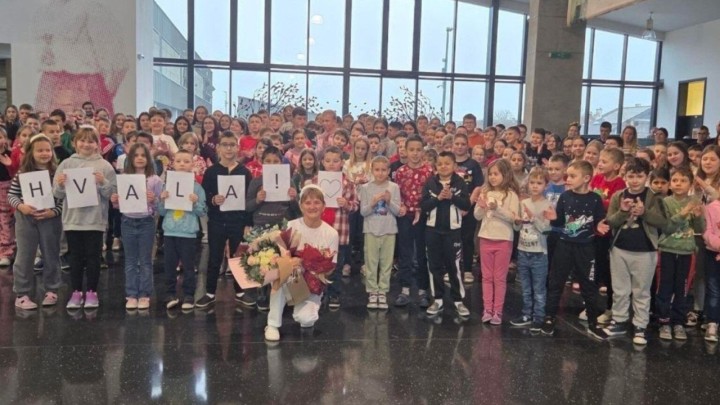 Učenici ispratili kuharicu u mirovinu: 'Vaše kuhanje je dokaz da je hrana vidljiva ljubav'