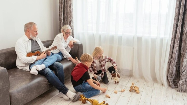 Slavonska općina uvodi novu mjeru: Plaćat će bakama i djedovima za čuvanje unuka