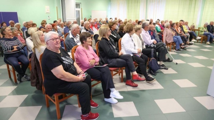 Besplatni izleti za umirovljenike: Plaćen autobus, ručak, vježbe u bazenu...