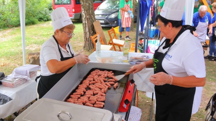 Umirovljenici se natjecali u pravljenju ćevapa: 'Najuspješnija Ćevapčijada do sada'