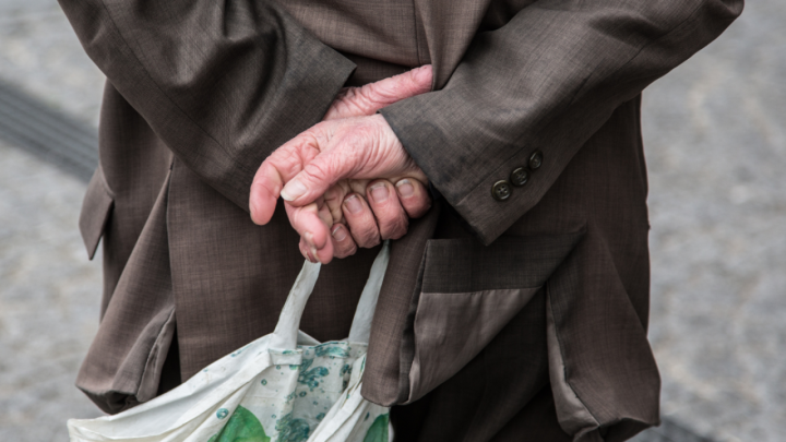 Što znači kada netko drži ruke iza leđa? Psihologija nudi odgovor