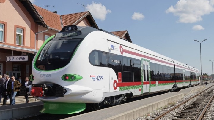 Umirovljenici i ovo ljeto imaju besplatan vlak do mora: Ponovno se uvode i noćne linije