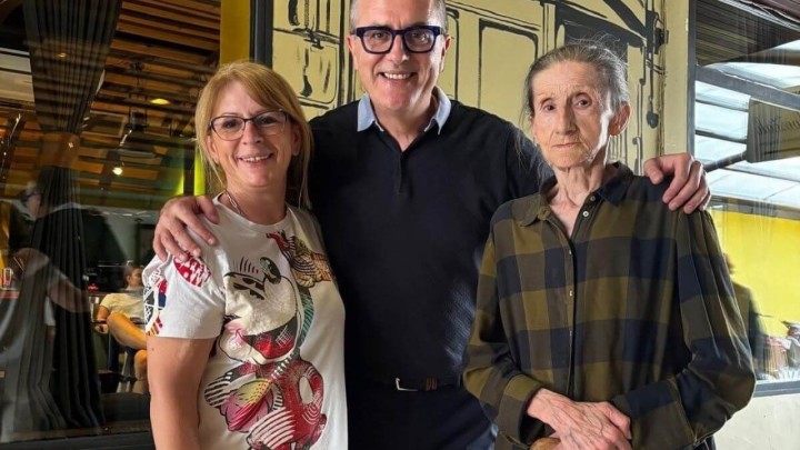 Tarik Filipović posjetio Dom za starije: Izveo im je 'Ćiru' i umirovljenike nasmijao do suza