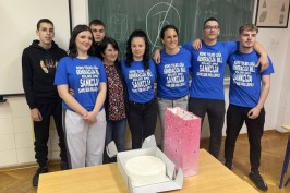 Maturanti ispratili profesoricu u mirovinu: 'Hvala vam za svaki sat'