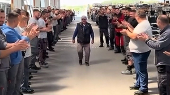 Pogledajte kako su radnici ispratili kolegu u mirovinu: 'Asime, uživaj u penziji'