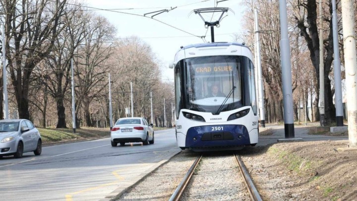 Još jedan novi tramvaj stigao u Osijek: 'Idemo naprijed, nema stajanja'