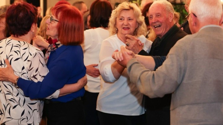 Prvi ovogodišnji plesnjak umirovljenika u Osijeku: Uživali su u poznatim hitovima