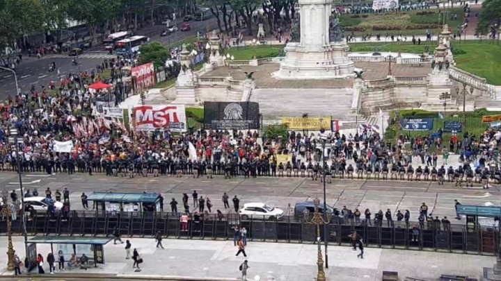 Prosvjed umirovljenika eskalirao: Policija ispaljivala vodene topove