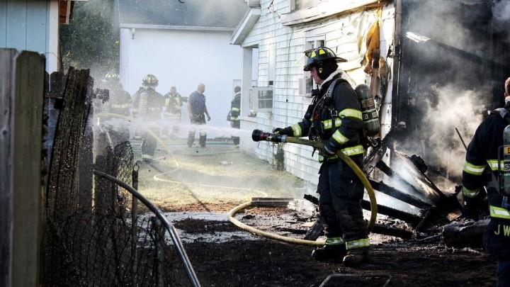 Izgorjela kuća kod Slavonskog Broda: 76-godišnja vlasnica uspjela pobjeći na vrijeme