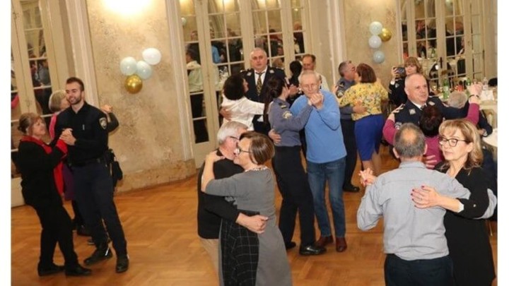 Policajci plesali s umirovljenicima: Kroz glazbu i spotove starije upozorili na prijevare