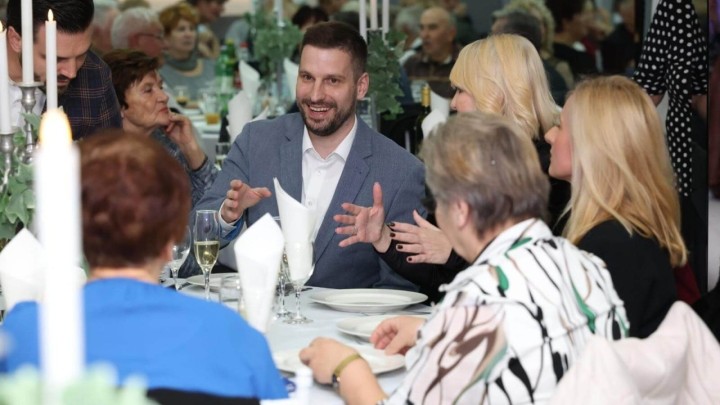 Gradonačelnik na plesnjaku za umirovljenike otkrio da će božićnice i uskrsnice iduće godine biti veće