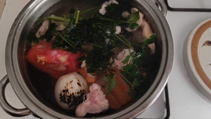 Donosimo bakin trik kako da vam juha bolji okus, a tajna je u posebnoj pripremi luka